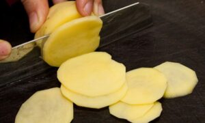 Cách trị thâm quầng mắt bằng khoai tây