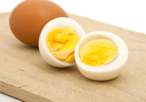 trị thâm quầng mắt bằng trứng 